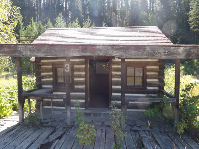 Yahk BC tourist cabin