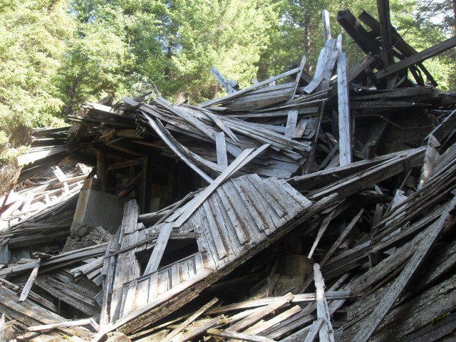 Collapsed building Jewel Lake