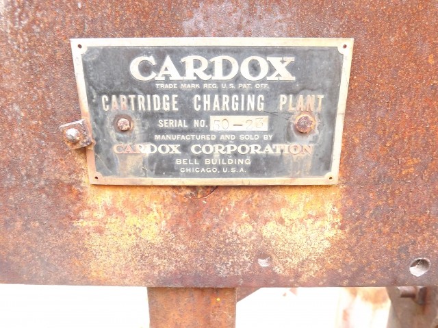 Cardox cartridge charger