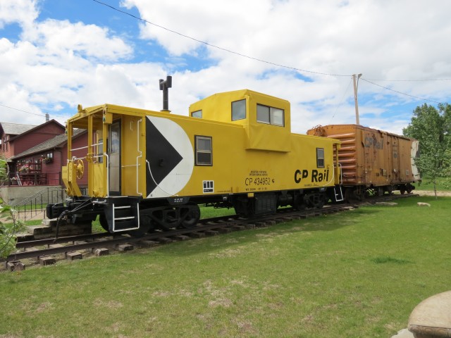 Beiseker AB caboose and boxcar